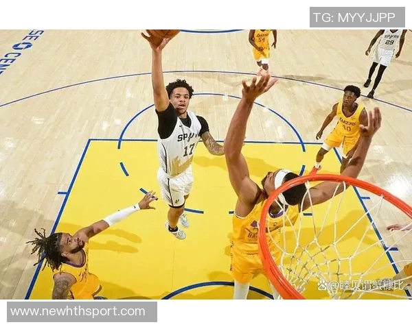 布克外线手感冰凉三分球失准却依然砍下27分助攻表现抢眼