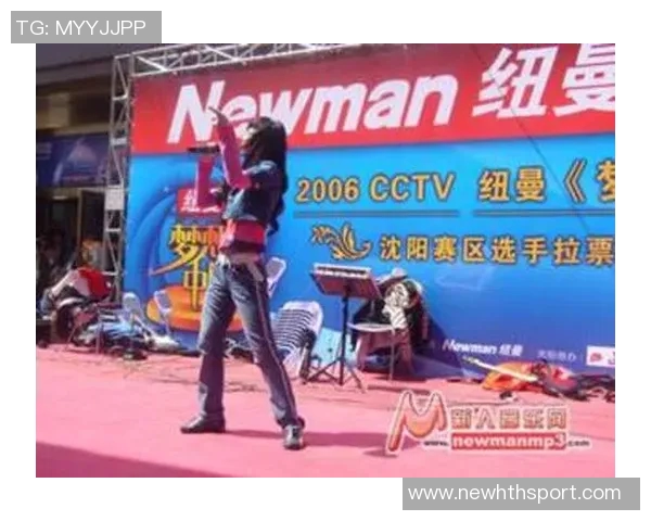 穆西亚拉亲临训练场为队友加油助威并热情签名回馈球迷