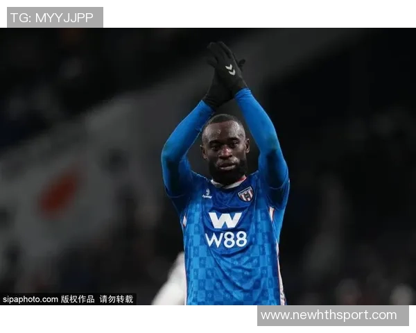 热刺主场失利西汉姆新援索萨赛后更衣室与队友互动